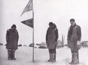 白瀬隊、南極の大地に日章旗を掲揚