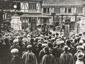 大正政変の際、議会を取り囲んだ群衆